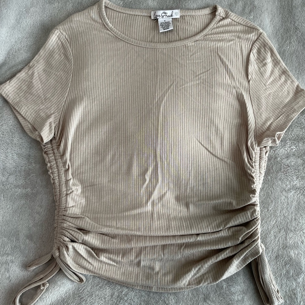 LOVE STREAK RUCHED RIBBED TEE